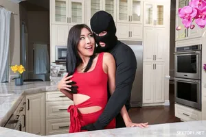 Eny nhỏ dễ thương bị anh trai độc thân bắt nghiên cứu tình dục